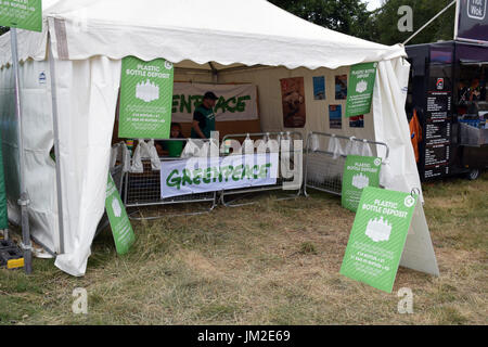 Festival Latitude 2017, Henham Park, Suffolk, UK. Blocage de Greenpeace encourageant les gens à rapporter leurs bouteilles en plastique Banque D'Images