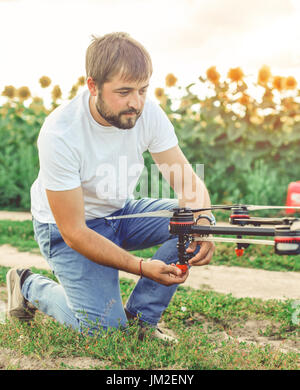 Jeune ingénieur de l'agriculture préparer avant de prendre l'avion drone Banque D'Images