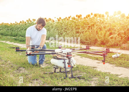 Jeune ingénieur de l'agriculture préparer avant de prendre l'avion drone Banque D'Images