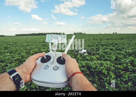 Traitement des mains de l'homme champ vert en été drone panorama du paysage. Banque D'Images