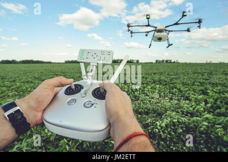 L'homme octocopter de contrôle ou de commande à distance pour le drone dans les mains Banque D'Images