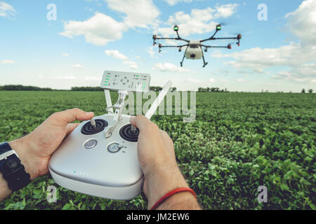 L'homme octocopter de contrôle ou de commande à distance pour le drone dans les mains Banque D'Images