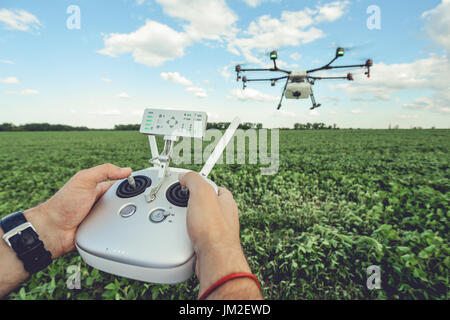 L'homme octocopter de contrôle ou de commande à distance pour le drone dans les mains Banque D'Images