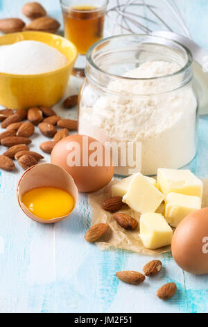 Concept de cuisson. Des ingrédients frais pour biscuits aux amandes, biscuits cantuccini italiens ou pâtisserie praparation Banque D'Images