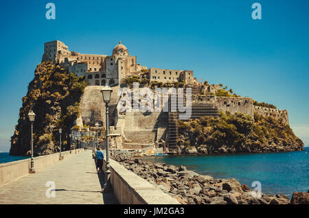 Ischia Ponte avec château Aragonais en l'île de Ischia, dans la baie de Naples Italie Banque D'Images