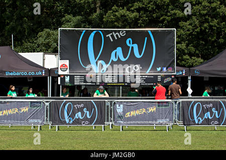 Le bar en plein air, l'unité de restauration qui vendent de l'alcool à un festival de musique Banque D'Images