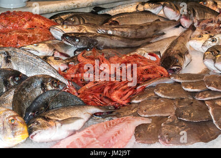 Une boutique de poissons locaux sur l'isalnd de Capri, italie Banque D'Images