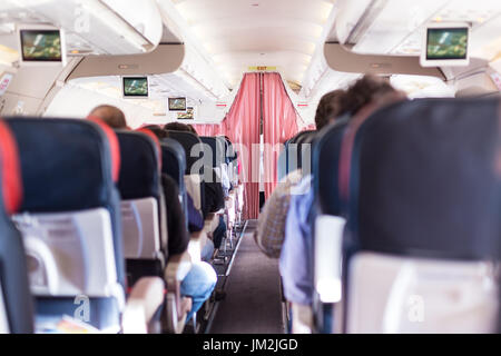 Intérieur de l'avion avec les passagers sur les sièges pendant le vol. Banque D'Images