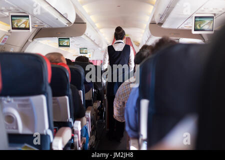 Intérieur de l'avion avec les passagers sur les sièges pendant le vol. Banque D'Images