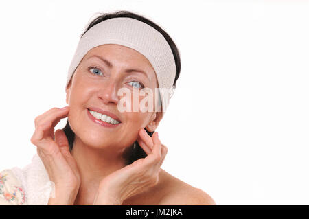 Portrait of attractive young woman smiling brunette. Isolé sur blanc. Studio shot Banque D'Images