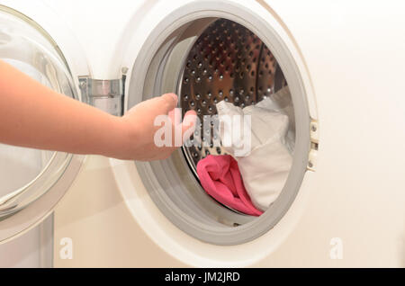 Lave-linge sale dans une machine à laver automatique Banque D'Images