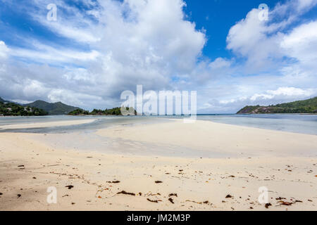 Ebb à la plage de Anse L'Islette, île de Mahé, Seychelles, océan Indien, Afrique Banque D'Images