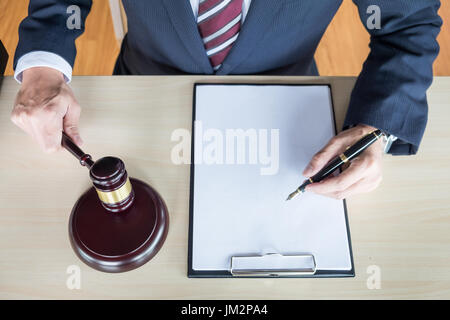 Homme juge dans une salle d'audience Trouver le Gavel on sounding block. Banque D'Images