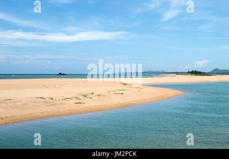 Vague de l'océan bleu doux sur une plage de sable. Banque D'Images