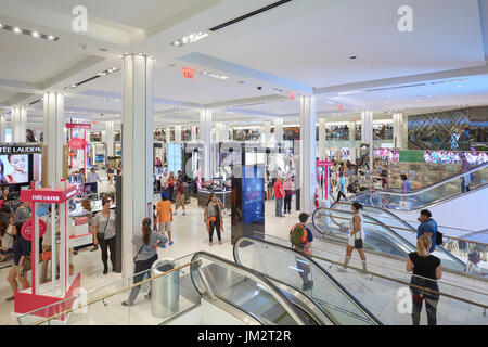 NEW YORK - 10 SEPTEMBRE : Macy's department store intérieur, secteur des cosmétiques avec escaliers mécaniques le 10 septembre 2016 à New York. Macy est le plus grand aux États-Unis Banque D'Images