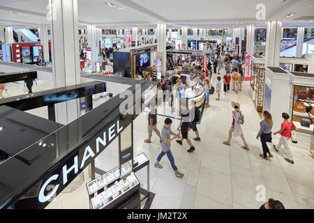 NEW YORK - 10 SEPTEMBRE : Macy's department store intérieur, secteur des cosmétiques avec boutique Chanel le 10 septembre 2016 à New York. Macy est le plus grand aux États-Unis Banque D'Images