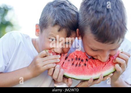 Peu d'enfants de race blanche outdoor eating watermelon Banque D'Images