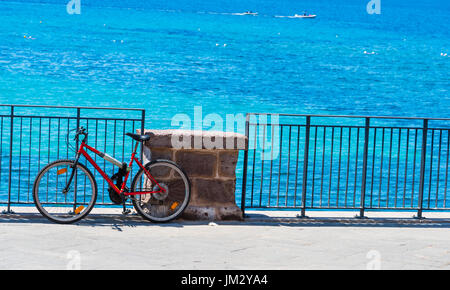 Vtt par le front de mer à Alghero. La Sardaigne, Italie Banque D'Images