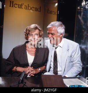 Deutsche Schauspielerin Marianne Hoppe zu Gast bei Joachim Fuchsberger dessen en Heut' 'Émission' abend, Deutschland 1980 er Jahre. L'actrice allemande Marianne Hoppe avec Joachim Fuchsberger, l'Allemagne des années 1980. Banque D'Images