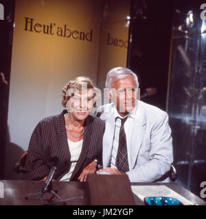 Deutsche Schauspielerin Marianne Hoppe zu Gast bei Joachim Fuchsberger dessen en Heut' 'Émission' abend, Deutschland 1980 er Jahre. L'actrice allemande Marianne Hoppe avec Joachim Fuchsberger, l'Allemagne des années 1980. Banque D'Images