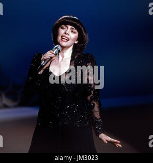 Französische Sängerin Mireille Mathieu, Deutschland 1980 er Jahre. La chanteuse française Mireille Mathieu, l'Allemagne des années 1980. Banque D'Images