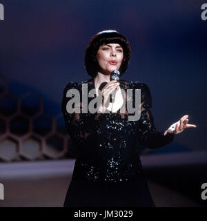 Französische Sängerin Mireille Mathieu, Deutschland 1980 er Jahre. La chanteuse française Mireille Mathieu, l'Allemagne des années 1980. Banque D'Images