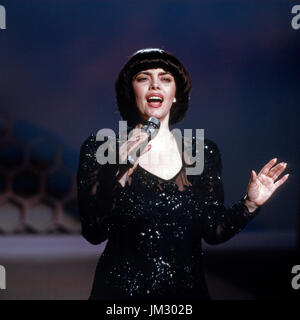 Französische Sängerin Mireille Mathieu, Deutschland 1980 er Jahre. La chanteuse française Mireille Mathieu, l'Allemagne des années 1980. Banque D'Images