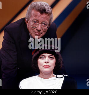 Französische Sängerin Mireille Mathieu mit Dieter Thomas Heck beim 'Tag des deutschen Schlagers", Deutschland 1980 er Jahre. La chanteuse française Mireille Mathieu avec Dieter Thomas Heck, l'Allemagne des années 1980. Banque D'Images