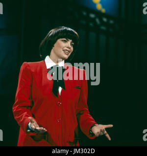 Französische Sängerin Mireille Mathieu, Deutschland 1980 er Jahre. La chanteuse française Mireille Mathieu, l'Allemagne des années 1980. Banque D'Images