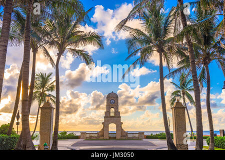 Palm Beach, Floride, USA tour de l'horloge sur Worth Avenue. Banque D'Images