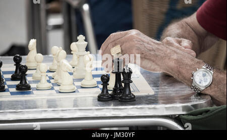 Personnes âgées Hommes espagnol jouant aux échecs en plein air dans le parc Banque D'Images