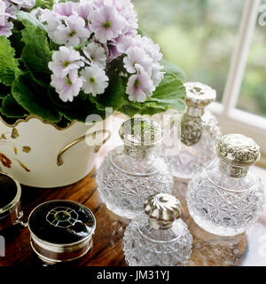 Arrangement floral et bouteilles en verre Banque D'Images