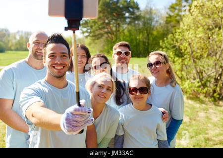 Groupe de volontaires prenant selfies smartphone Banque D'Images