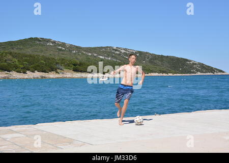 Cres, Croatie - le 18 juin 2017 - garçons jouant au football près de Osor sur île de Cres Banque D'Images