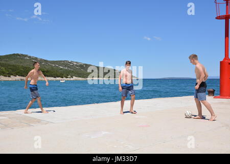 Cres, Croatie - le 18 juin 2017 - garçons jouant au football près de Osor sur île de Cres Banque D'Images