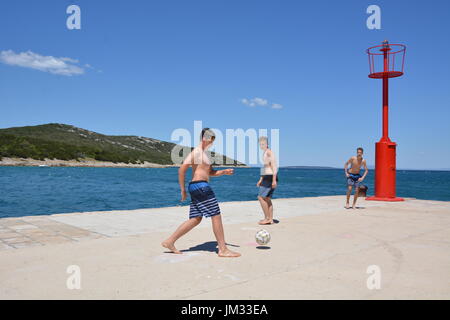 Cres, Croatie - le 18 juin 2017 - garçons jouant au football près de Osor sur île de Cres Banque D'Images