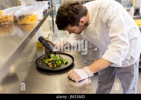 La cuisson à male chef cuisine restaurant Banque D'Images