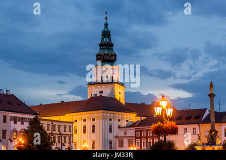 Kromeriz la tour de palais de l'archevêque dans la nuit Kromeriz, ville de l'UNESCO, Moravie, République Tchèque site classé au patrimoine mondial de l'UNESCO Banque D'Images