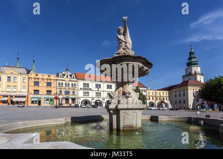 Place principale la vieille ville de Kromeriz avec fontaine baroque le palais de l'archevêque de Kromeriz en arrière-plan, paysage de la ville de Kromeriz en République tchèque Banque D'Images