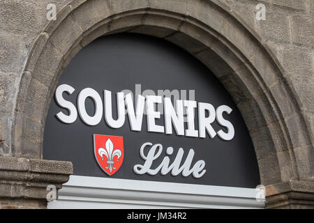 LILLE, FRANCE - 25 juin 2017 : le signe au-dessus de l'entrée principale d'une boutique de souvenirs dans le centre historique de la ville de Lille en France, le 25 juin 2017. Banque D'Images