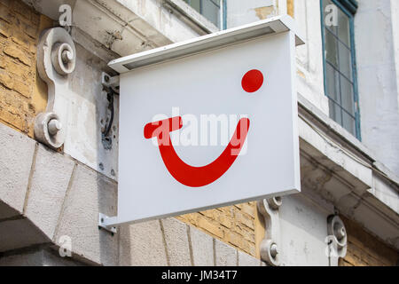 LILLE, FRANCE - 26 juin 2017 : Le logo Thomson Holidays au-dessus de l'un de l'entreprise succursales dans la ville de Lille, France, le 26 juin 2017. Banque D'Images