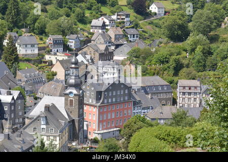 Monschau, Allemagne - le 22 juillet 2017 : Monschau est ville pittoresque dans les collines de l'Eifel du Nord dans le Parc Naturel de la vallée de la rivière Rur et touristiques populaires de Banque D'Images
