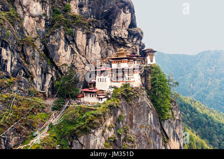 Paro Taktsang : Le nid du tigre - Bhoutan Banque D'Images