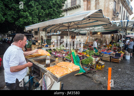 Sfincione de vente, pain focaccia chaude, un snack populaire en Sicile, au marché central de Capo, Palerme, Sicile, Italie. Banque D'Images