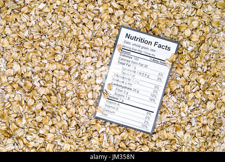 Le tableau de la valeur nutritive des grains entiers d'avoine avec des matières premières de base de flocons d'avoine. Banque D'Images