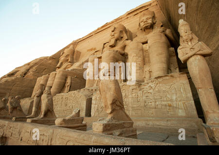 Aegypten, Abou Simbel, Kolossalstatuen vor dem Tempel von Ramses II. Banque D'Images