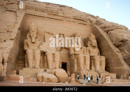 Aegypten, Abou Simbel, Kolossalstatuen vor dem Tempel von Ramses II. Banque D'Images