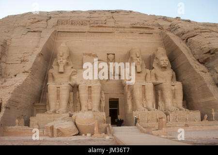 Aegypten, Abou Simbel, Kolossalstatuen vor dem Tempel von Ramses II. Banque D'Images