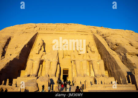 Aegypten, Abou Simbel, Kolossalstatuen vor dem Tempel von Ramses II. Banque D'Images