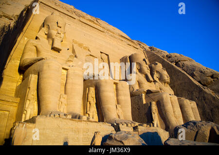 Aegypten, Abou Simbel, Kolossalstatuen vor dem Tempel von Ramses II. Banque D'Images